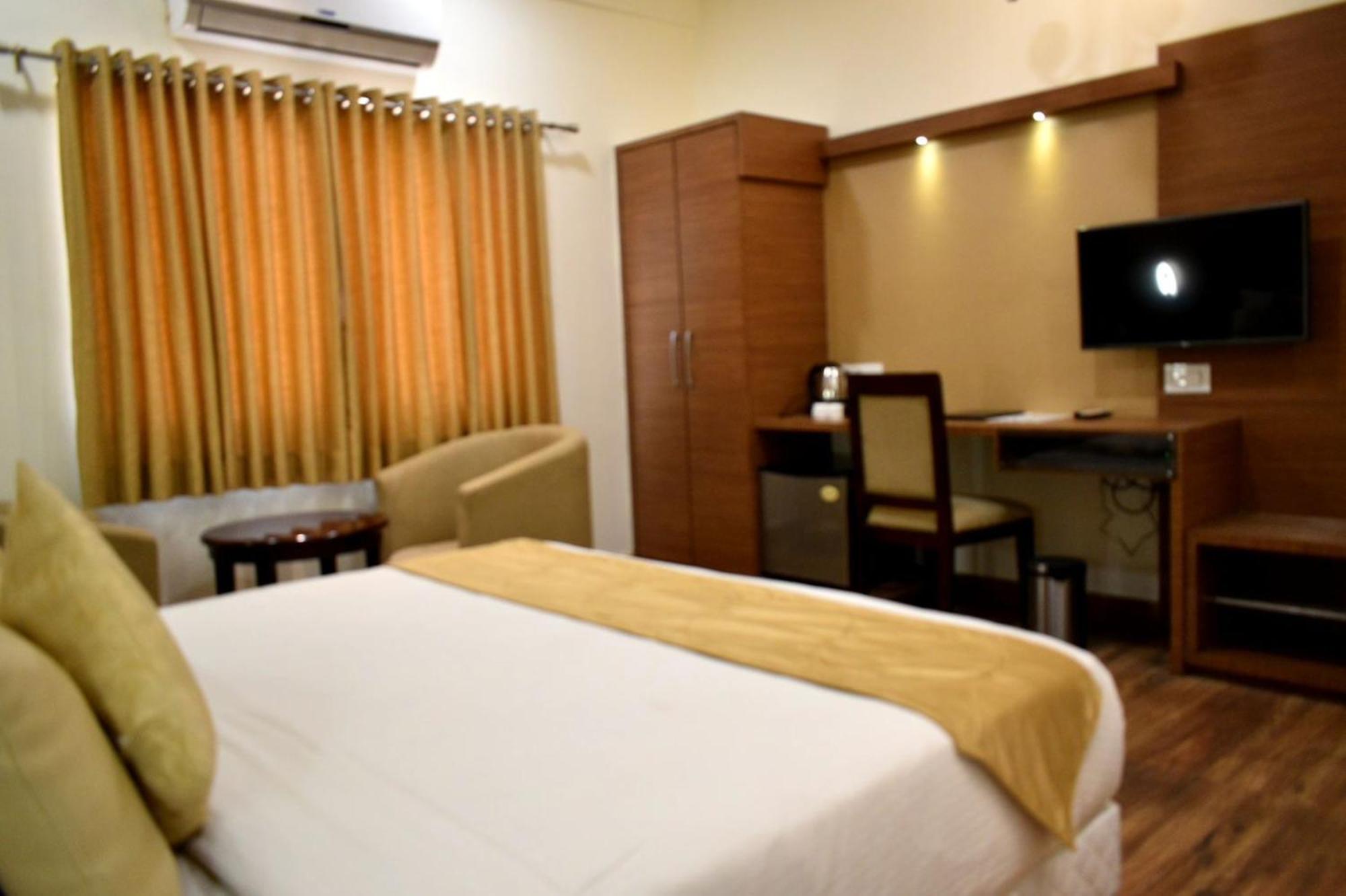 Hotel Aerocity Golden Close To New Delhi Airport Екстер'єр фото