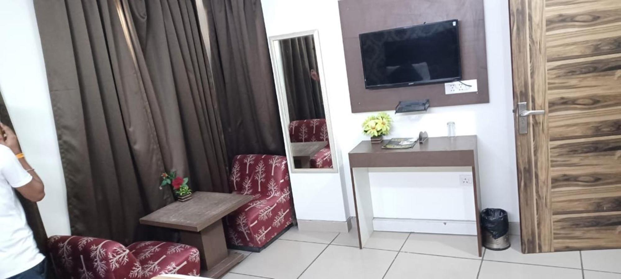 Hotel Aerocity Golden Close To New Delhi Airport Екстер'єр фото