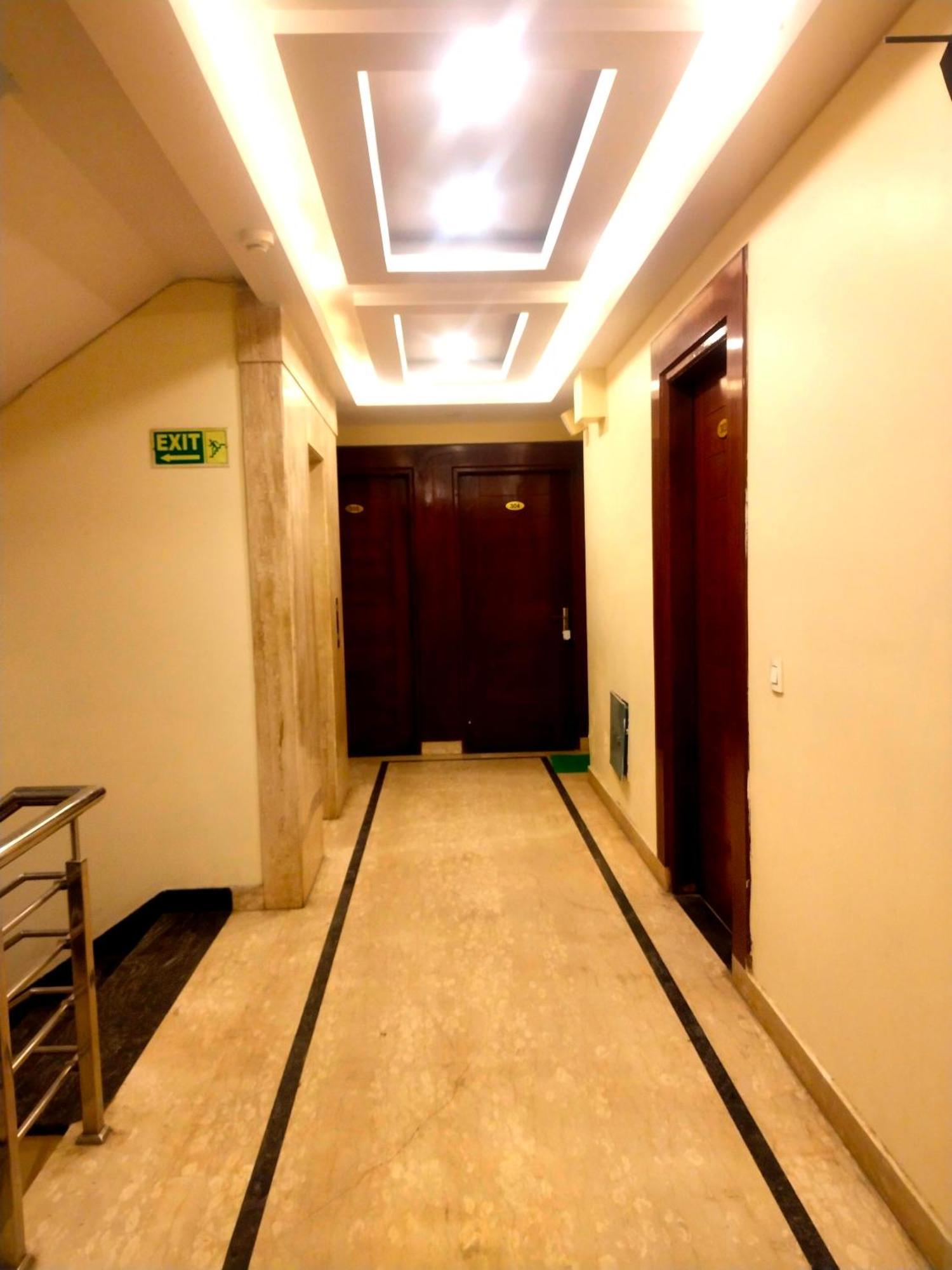 Hotel Aerocity Golden Close To New Delhi Airport Екстер'єр фото