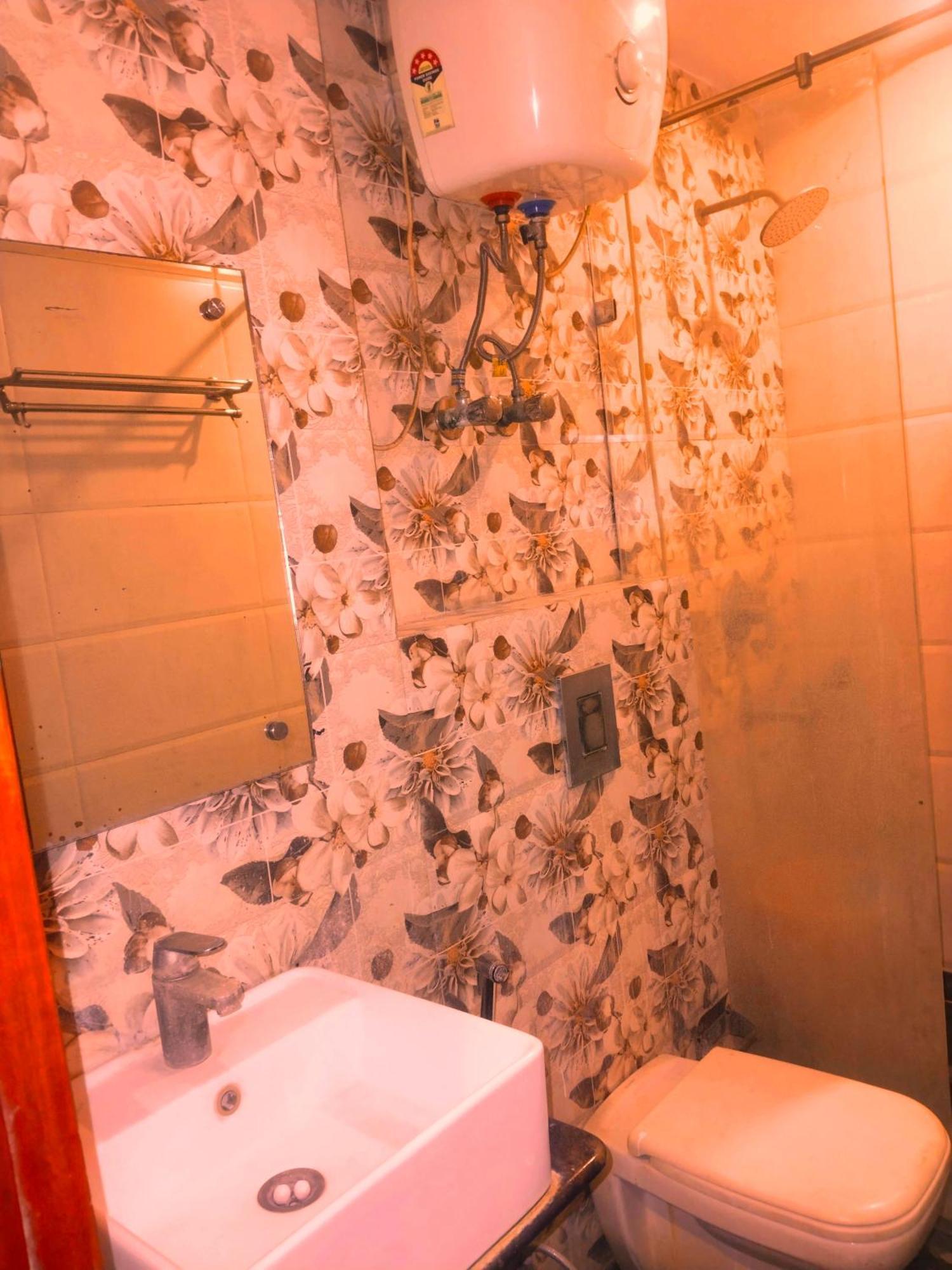 Hotel Aerocity Golden Close To New Delhi Airport Екстер'єр фото