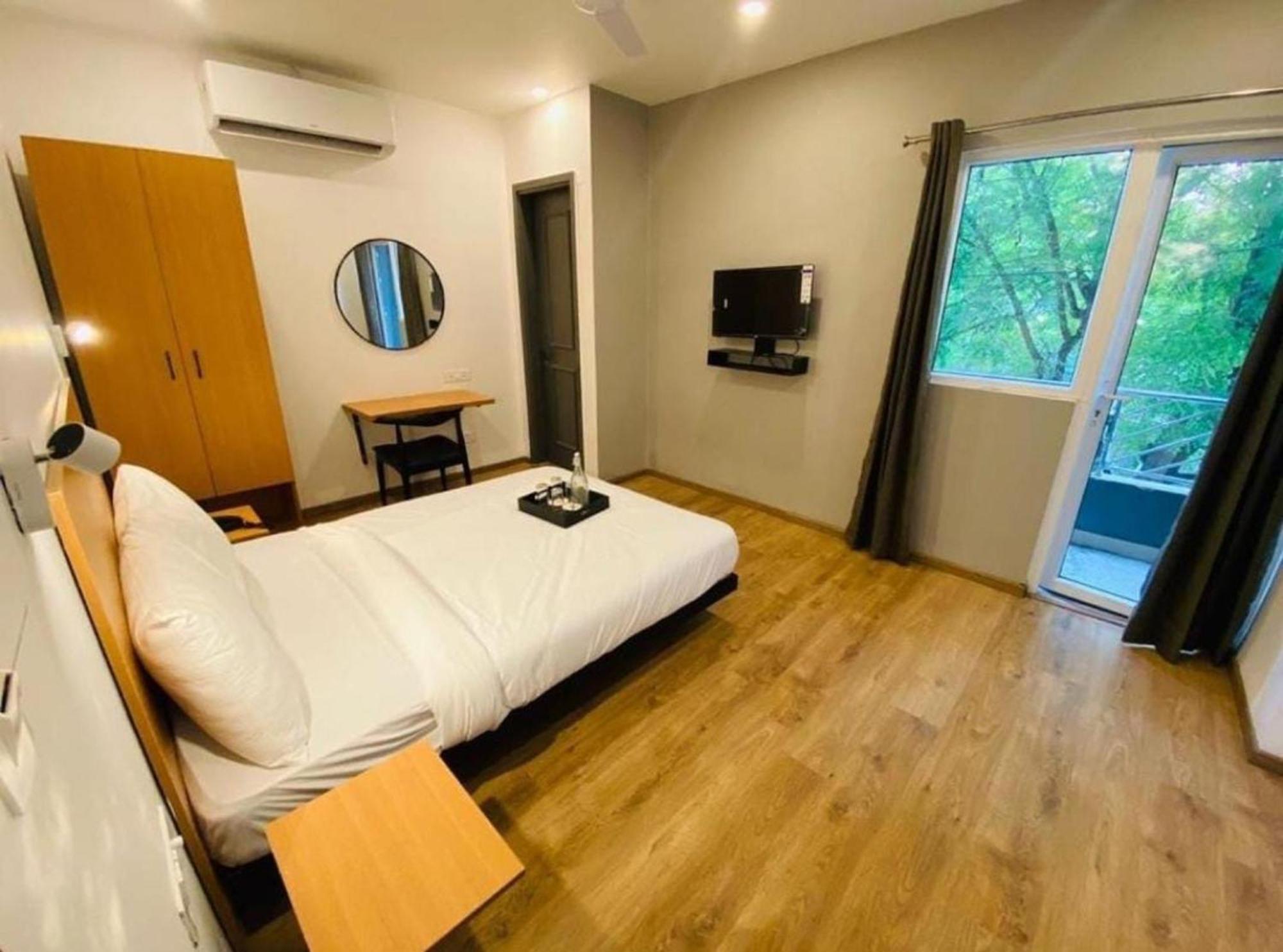Hotel Aerocity Golden Close To New Delhi Airport Екстер'єр фото