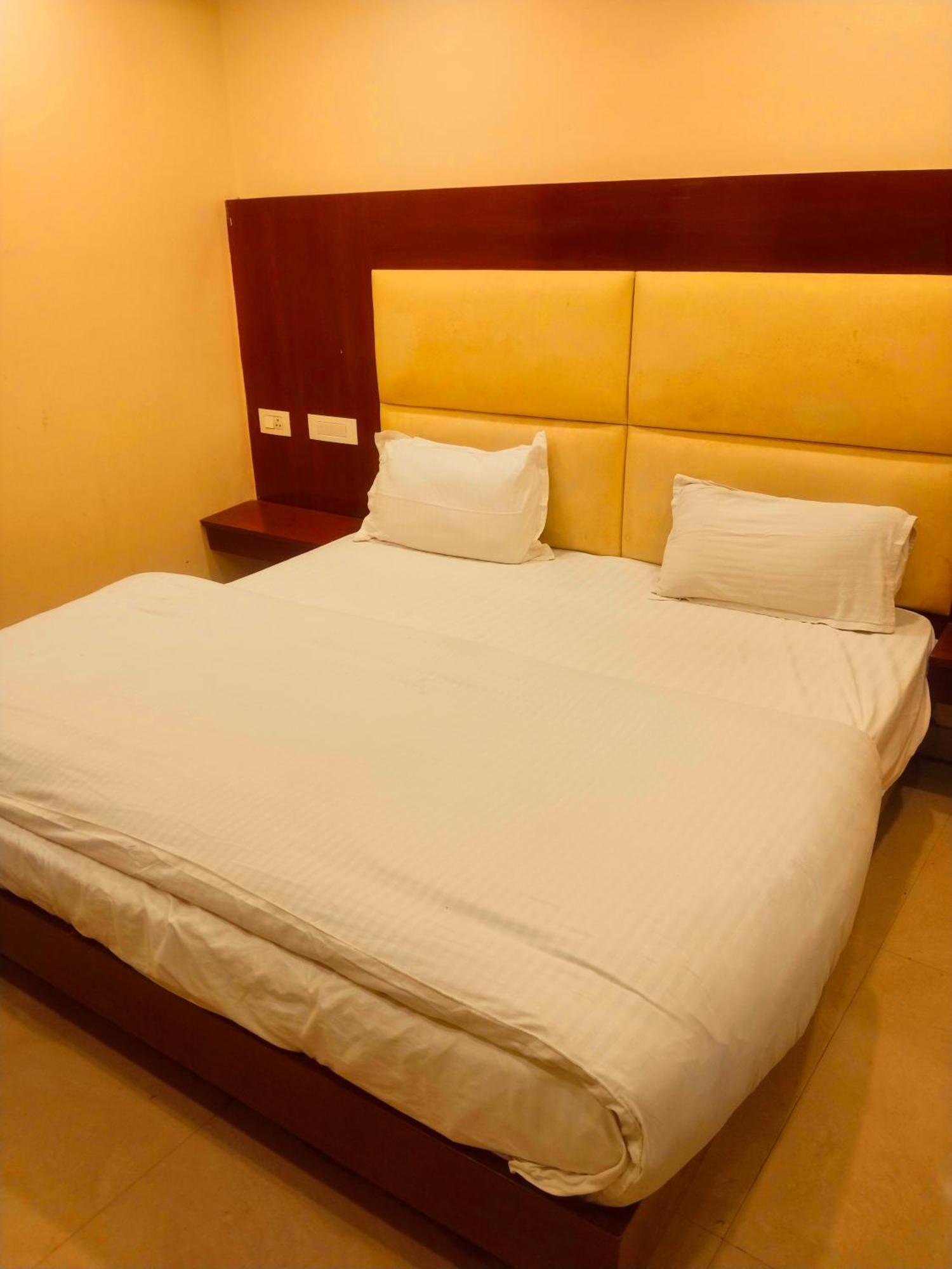 Hotel Aerocity Golden Close To New Delhi Airport Екстер'єр фото